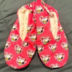 FREE Snuggle Toes Peanuts Snoopy Plush Sherpa Cozy Slippers Shoe Size 4-10 NWT